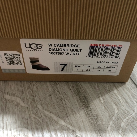 UGG size 7 W Cambridge Diamond Quilt Boot - Picture 5 of 5